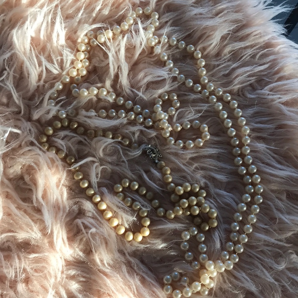 Pearl necklace said